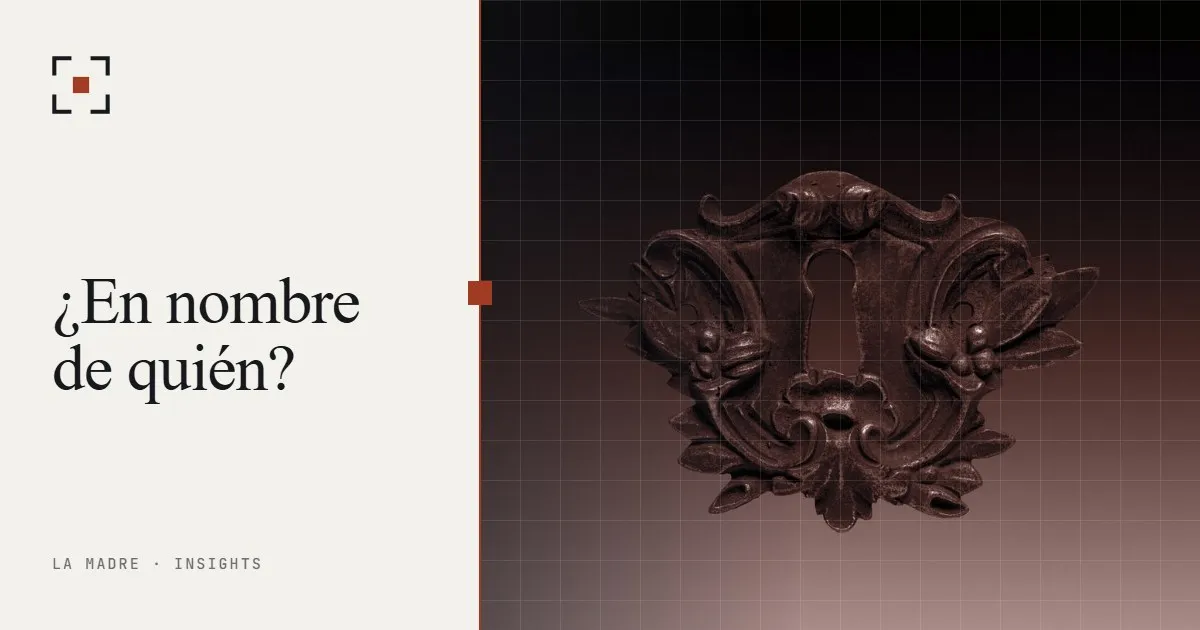 Un escudo de cerradura de bronce ornamentado sobre fondo oscuro, en duotono La Madre, junto a las palabras En nombre de quién