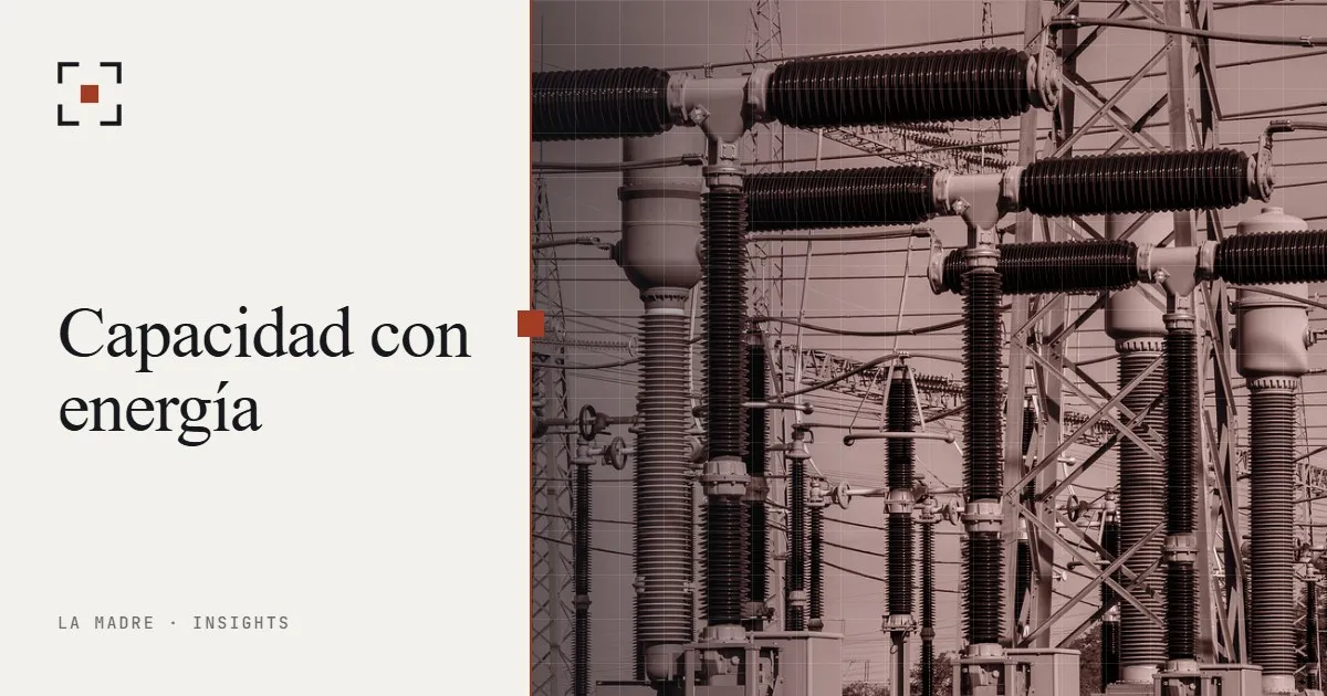 Aisladores y conductores en una subestación eléctrica, en el duotono de La Madre, junto a las palabras Capacidad con energía