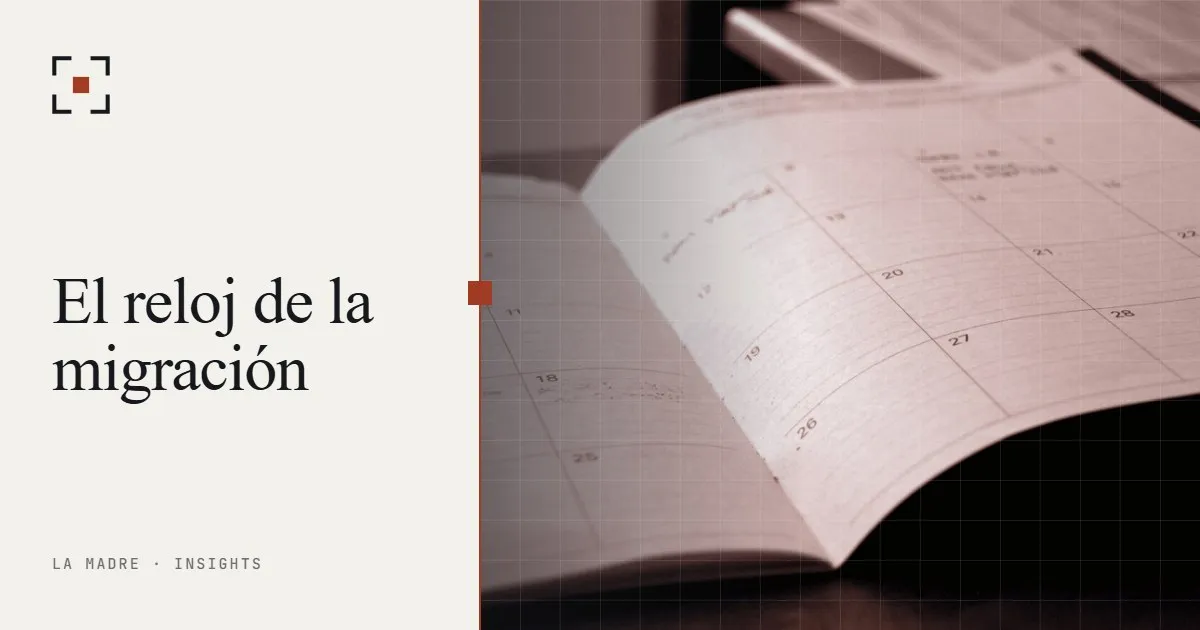 Una agenda abierta con notas a mano, en duotono La Madre, junto a las palabras El reloj de la migración