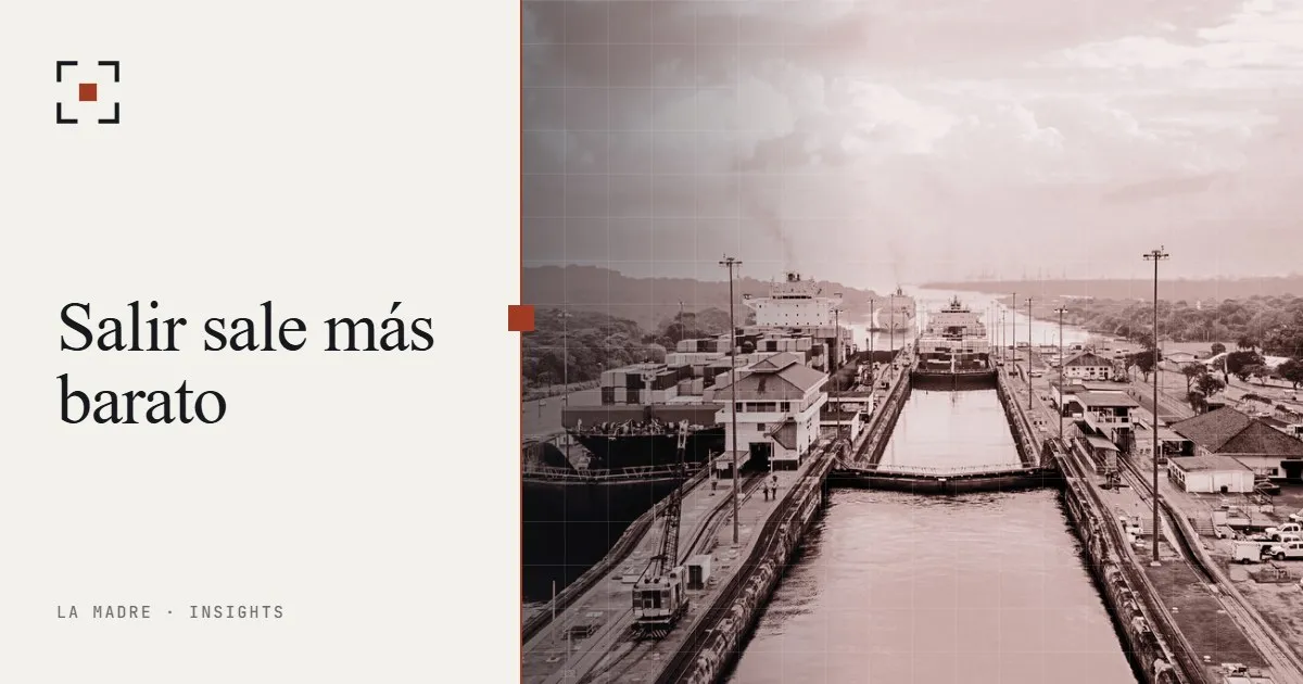 Un barco cruzando las cámaras de una esclusa, en duotono La Madre, junto a las palabras Salir sale más barato