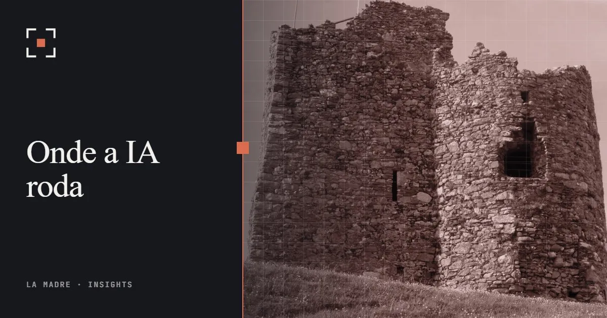 Uma torre de pedra desgastada sob céu limpo, em duotone La Madre, ao lado das palavras Onde a IA roda