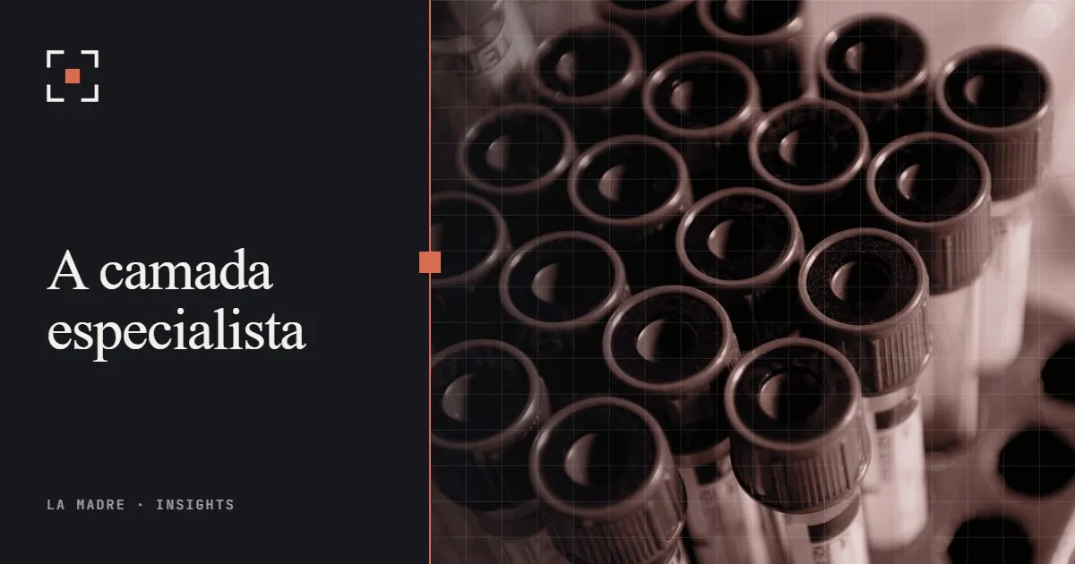 Uma bandeja de tubos de amostra com tampas escuras, em duotone La Madre, ao lado das palavras A camada especialista
