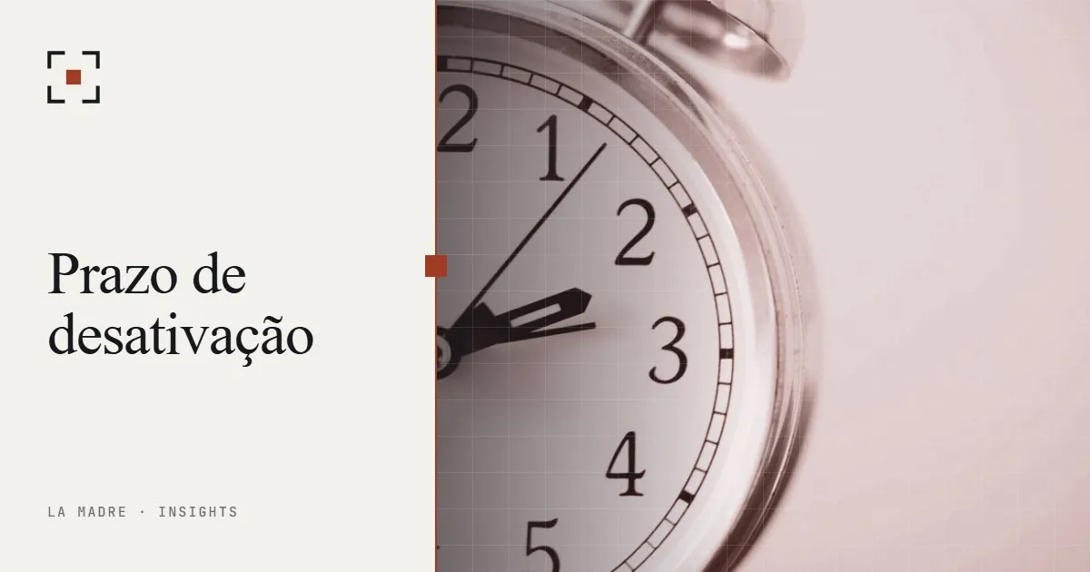 Uma visão de perto do mostrador de um despertador e seus ponteiros, em duotone La Madre, ao lado das palavras Prazo de desativação