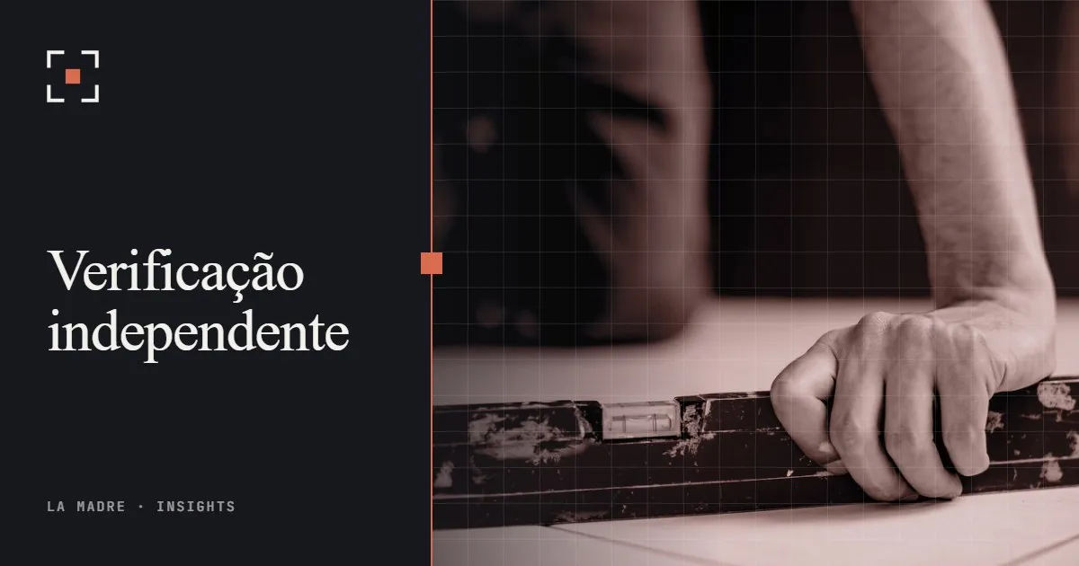Uma mão segurando um nível de bolha rente ao chão, em duotone La Madre, ao lado das palavras Verificação independente