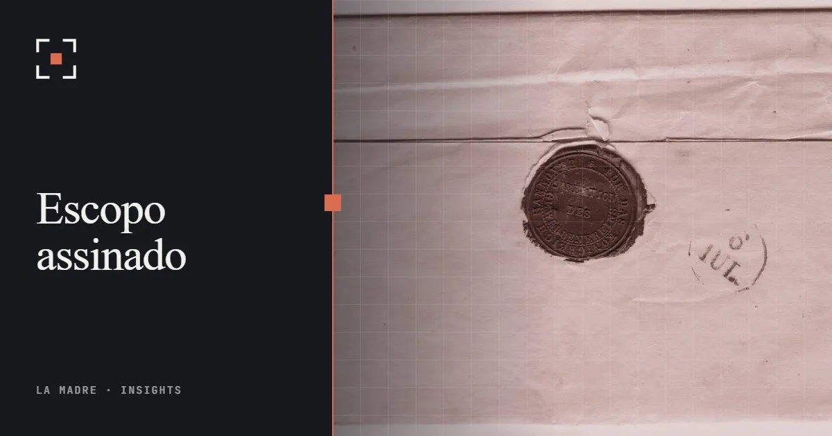 Uma velha carta dobrada fechada com um selo de cera vermelho, no duotone La Madre, ao lado das palavras Escopo assinado