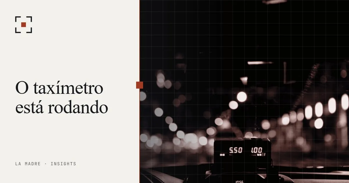 Um taxímetro aceso no painel de um carro à noite, em duotone La Madre, ao lado das palavras O taxímetro está rodando