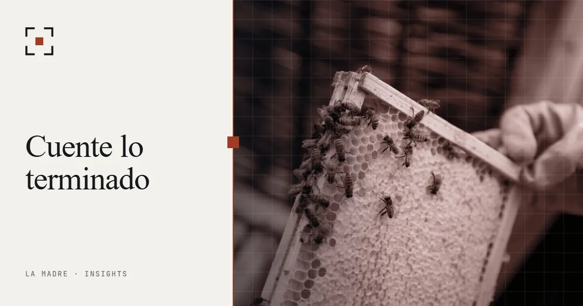 Una mano enguantada que levanta un cuadro de colmena cubierto de abejas, en duotono La Madre, junto a las palabras Cuente lo terminado