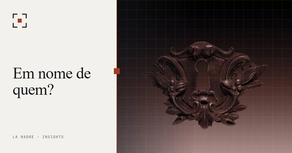 Um espelho de fechadura de bronze ornamentado sobre fundo escuro, em duotone La Madre, ao lado das palavras Em nome de quem?
